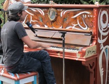 Inauguration du projet Piano des villes, piano des champs avec Patrick Watson